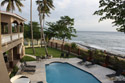 Vista de la piscina y la playa del patio de arriba